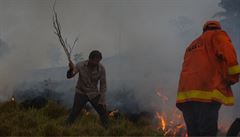 Zem�d�lec pomáhající hasi��m uhasit p�du, kterou sám zapálil v oblasti Sao...