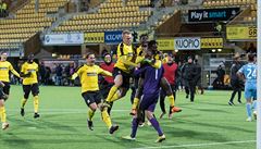Fotbalisté Kuopia slaví postup pes Slovan Bratislava.
