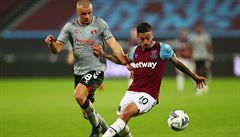 Manuel Lanzini (vpravo) v zápase West Hamu s Charltonem.