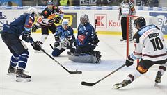 Roman Vráblík z Plzn� brání p�ed útokem Luká�e Rouska ze Sparty.