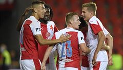 Hrái Slavie se radují z tetího gólu, který dal Petar Musa (vlevo).