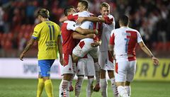 Hrái Slavie se radují ze tvrtého gólu, který dal Tomá Hole (tetí zprava).