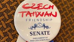 Senátní „placka“ s nápisem český Tchaj-wan.