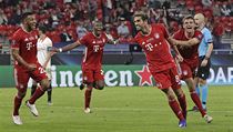 Hráči Bayernu slaví gól Martíneze v Superpoháru