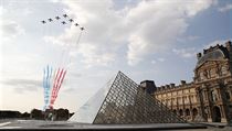 Cyklisté projížděli i okolo legendárního muzea Louvre.