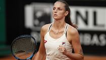Karolína Plíšková se raduje z výhry nad Markétou Vondroušovou na turnaji v Římě.