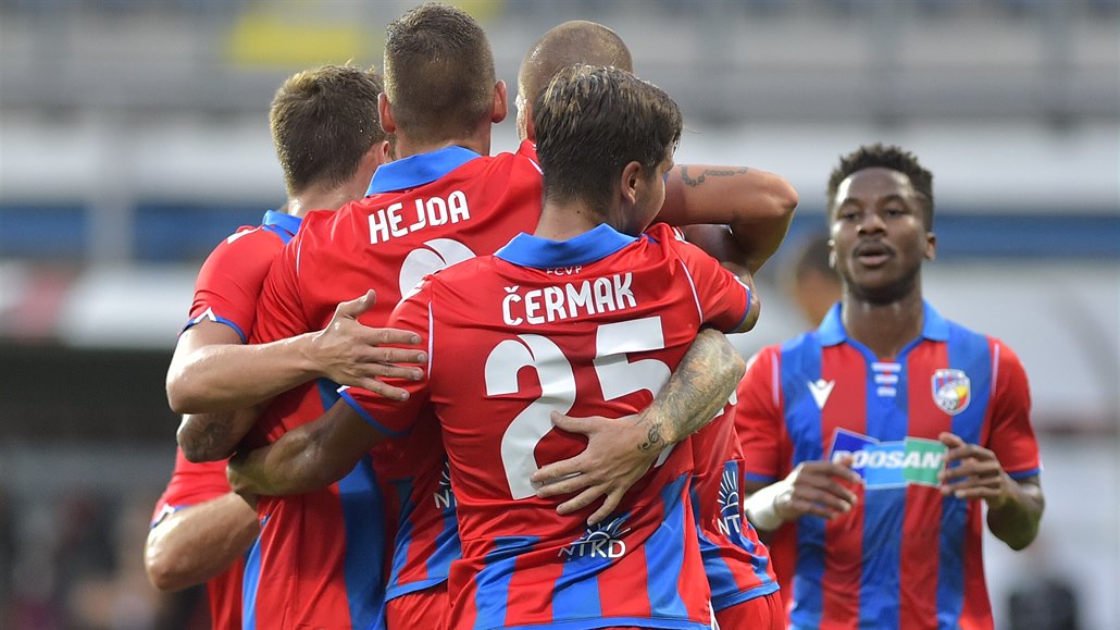 Hráči Plzně se radují z gólu do sítě SonderjyskE