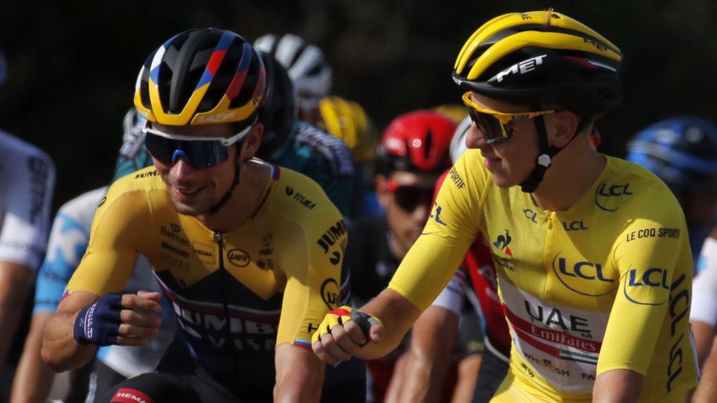 Primož Roglič gratuluje Tadejovi Pogačarovi k celkovému vítězství na Tour de...