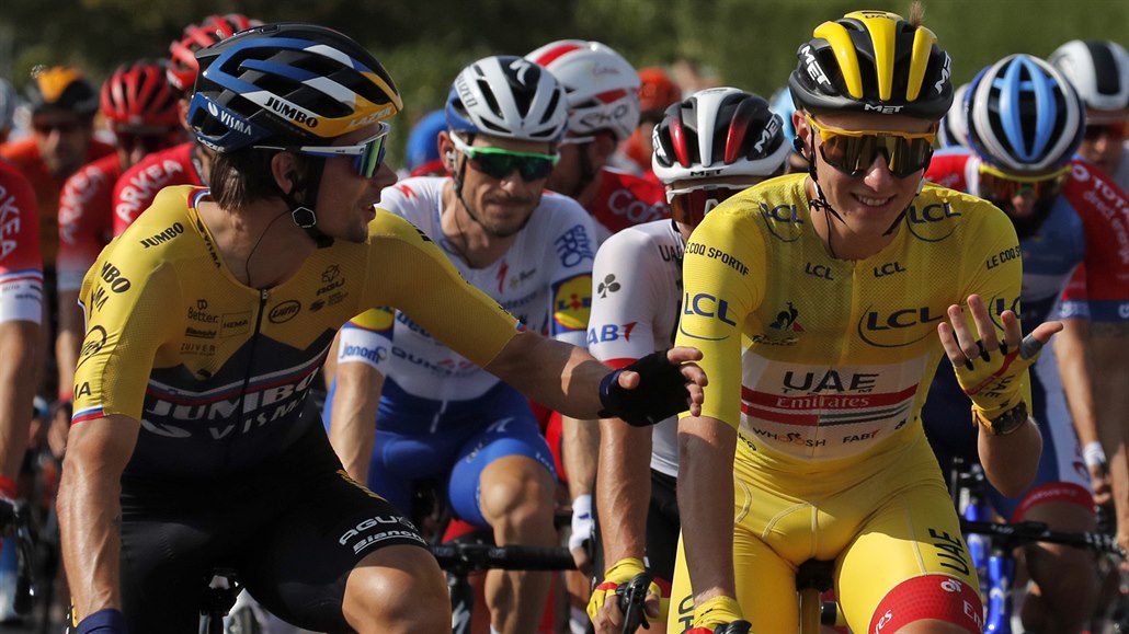 Tadej Pogačar s Primožem Rogličem v poslední etapě Tour de France.