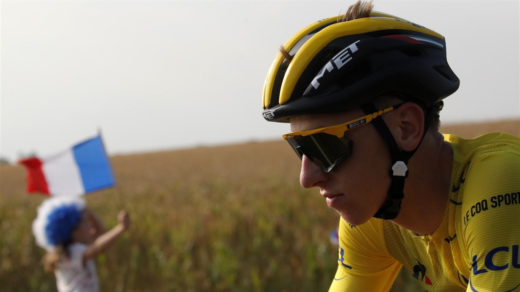 Tadej Pogaar si uívá závrenou etapu Tour de France.