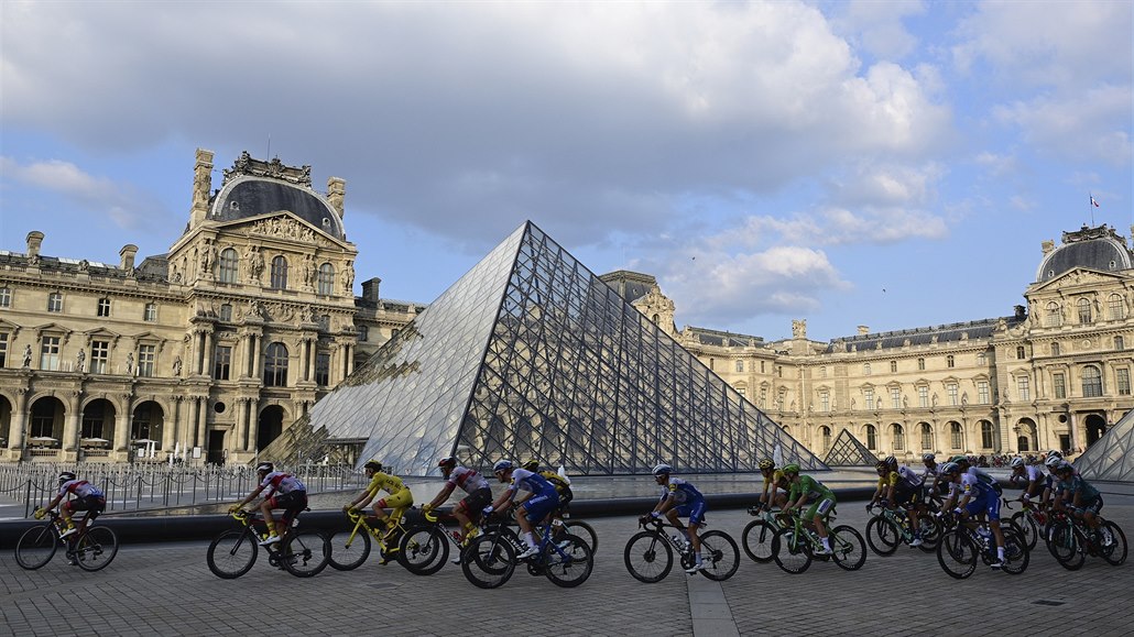 Cyklisté projídli i okolo legendárního muzea Louvre.