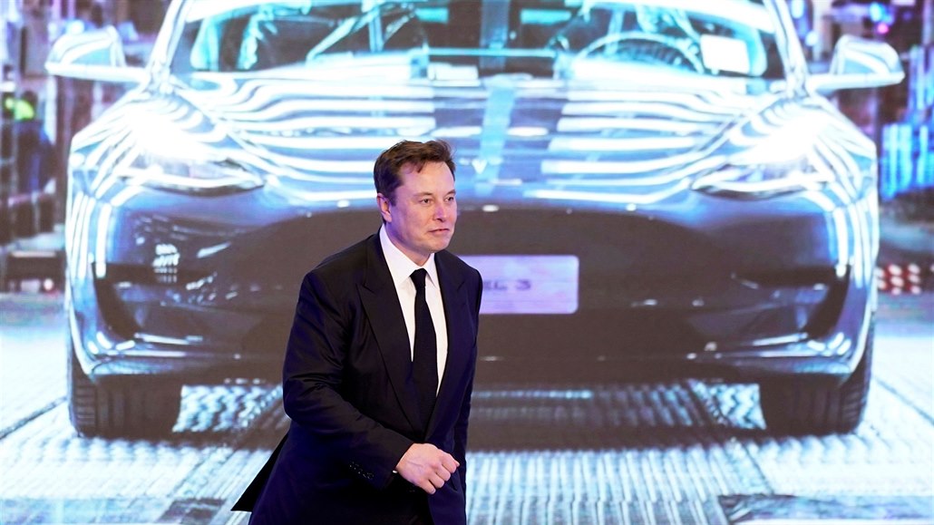 Šéf Tesly Elon Musk před fotkou v současnosti nejlevnějšího elektromobilu Tesly...