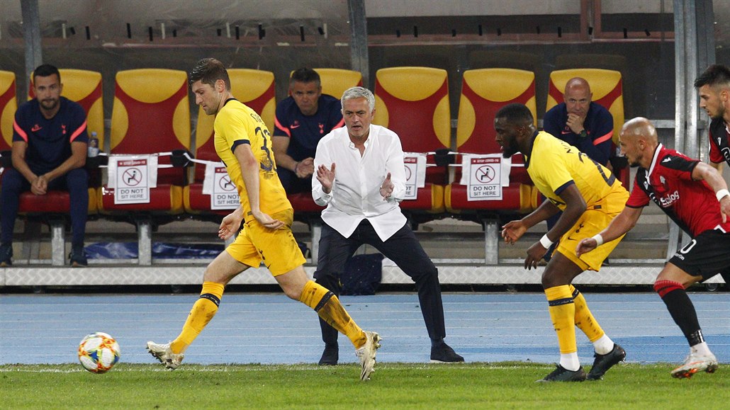 Trenér Tottenhamu José Mourinho podporuje své svence bhem utkání pedkola...