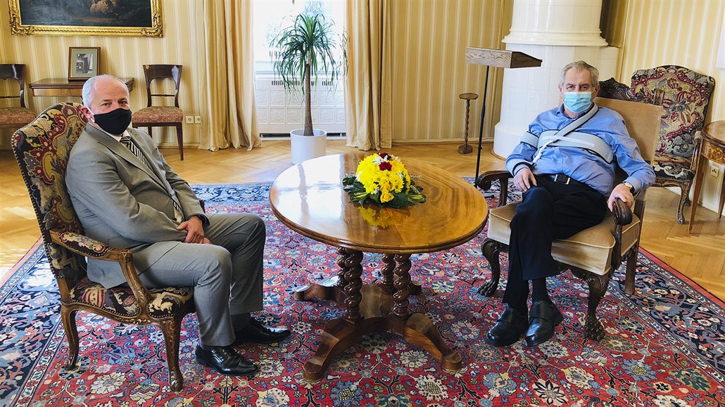 Prezident Milo Zeman (vpravo) pijal 21. záí 2020 na zámku v Lánech vládního...