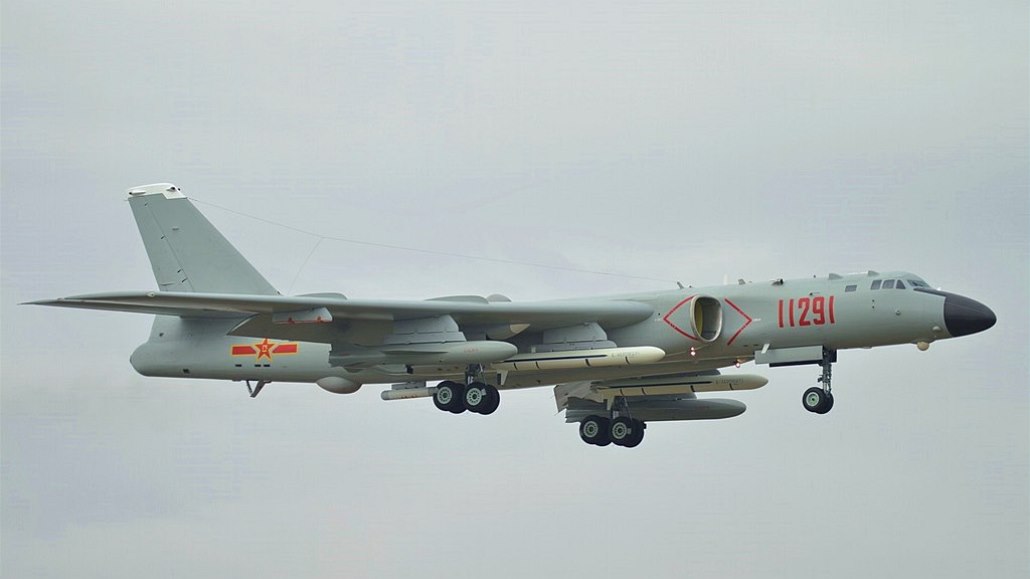 Čínský bombardér H-6K, který je schopný nést i jadernou bombu,