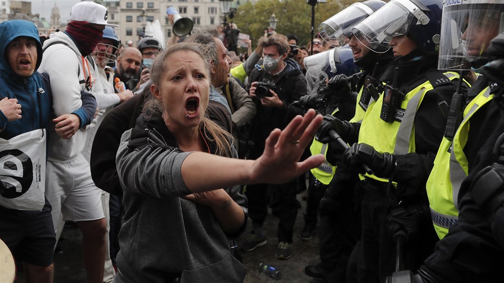 Nkolik tisíc lidí dnes pilo protestovat na londýnském Trafalgarském námstí...