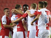 Hrái Slavie se radují z druhého gólu kapitána Ondeje Kúdely (druhý zleva).