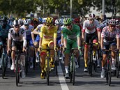 Tadej Pogaar se Samem Bennettem z Irska v poslední etap Tour de France.