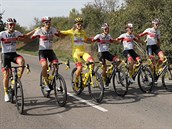 Tadej Pogacar slaví celkové vítzství na Tour de France se stájovými kolegy.