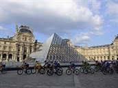 Cyklisté projídli i okolo legendárního muzea Louvre.