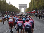 Cyklisté na Champs-Élysées.