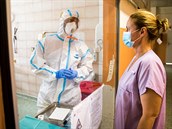 Pracovníci JIP na Klinice infekních chorob nemocnice Na Bulovce v Praze se...