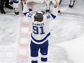 Velký píbh, velký návrat. Kapitán Bolts Steven Stamkos s trofejí pro vítze...