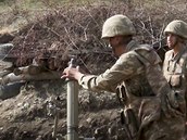 Azerbájdántí vojáci stílí z minometu.