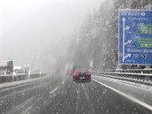 Zasnená dálnice poblí rakouského Innsbruku.