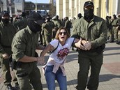 Zábry z protivládních protest, kde jsou demonstranti biti a zatýkáni,...