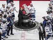 Komisioná NHL Gary Bettman pedává Stanley Cup kapitánovi týmu Stevenu...
