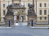 Ped vchodem do Praského hradu se díve tvoily hodinové fronty, nyní je zde...