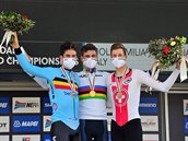 Medailisté z asovky na cyklistickém MS. Zleva Wout van Aert, Filippo Ganna a...