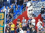 Fandové Baníku Ostrava na fotbalovém zápase.