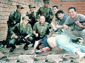 Kolumbijská policie nad dopadeným mrtvým narkobaronem Escobarem.