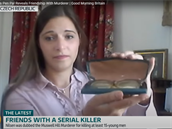 Andrea Kubínová ukazuje ve vysílání britské televize ITV brýle sériového vraha...