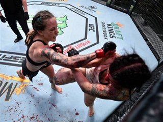 UFC Vegas 11: Clarková bije Alparovou.