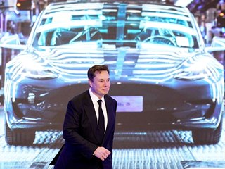 f Tesly Elon Musk ped fotkou v souasnosti nejlevnjho elektromobilu Tesly...