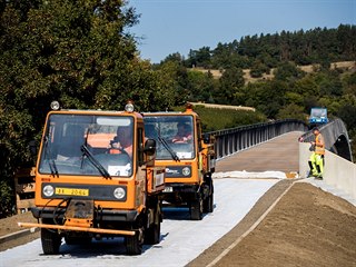 Zátěžová zkouška nové lávky v Tróji.