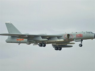 Čínský bombardér H-6K, který je schopný nést i jadernou bombu,