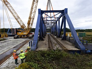 Stavbai odstranili 26. z 2020 mohutn ocelov most vc 268 tun u...