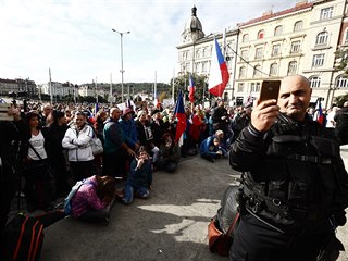 enci na demonstraci kritizovali hlavn povinn noen rouek ve vnitnch...