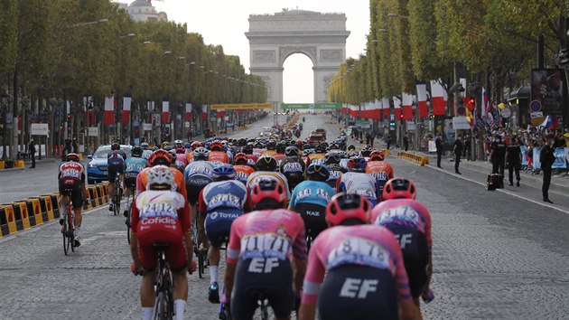 Cyklisté na Champs-Élysées.