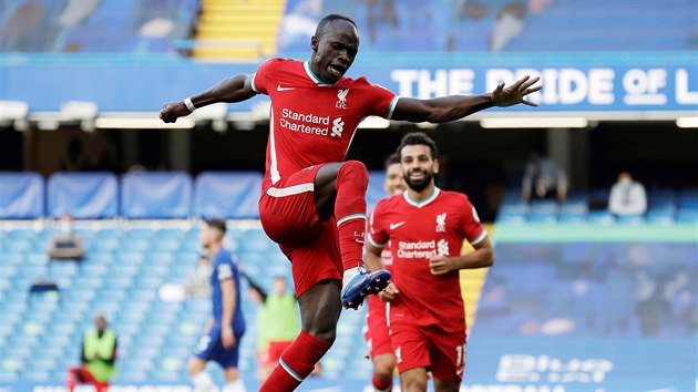 Sadio Mané se raduje z branky do sít Chelsea.