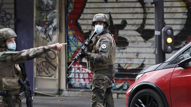 Pi útoku nedaleko bývalé redakce satirického týdeníku Charlie Hebdo v Paíi...