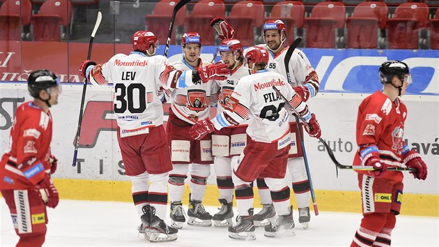 Hrá�i Hradce Králové se radují z gólu.