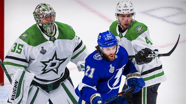 Brayden Point (21) ped brankou týmu Dallas Stars.