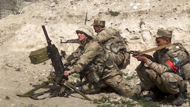 Azerbájdántí vojáci stílí z minometu.