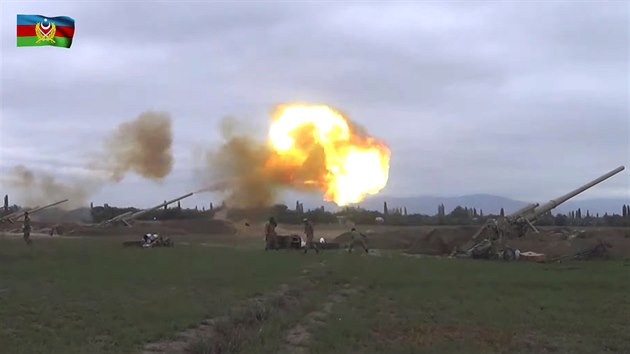 Snímek z videa zveejnného ázerbájdánským ministerstvem obrany ukazuje leny...