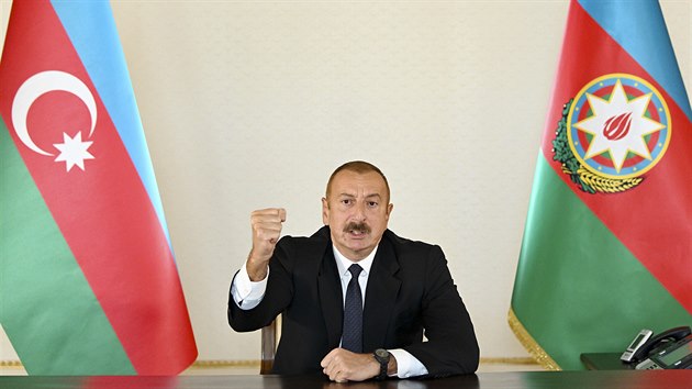Ázerbájdánský prezident Ilham Alijev gestikuluje pi promluv k národu v...
